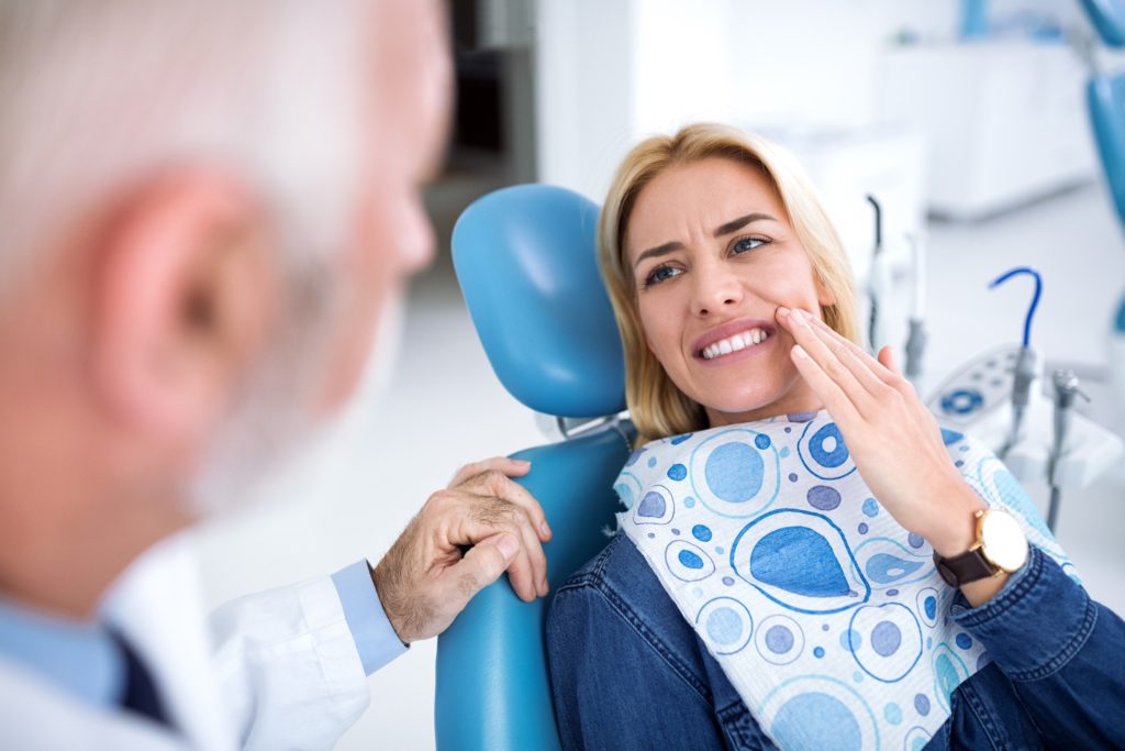 Woman with cracked tooth talking to dentist